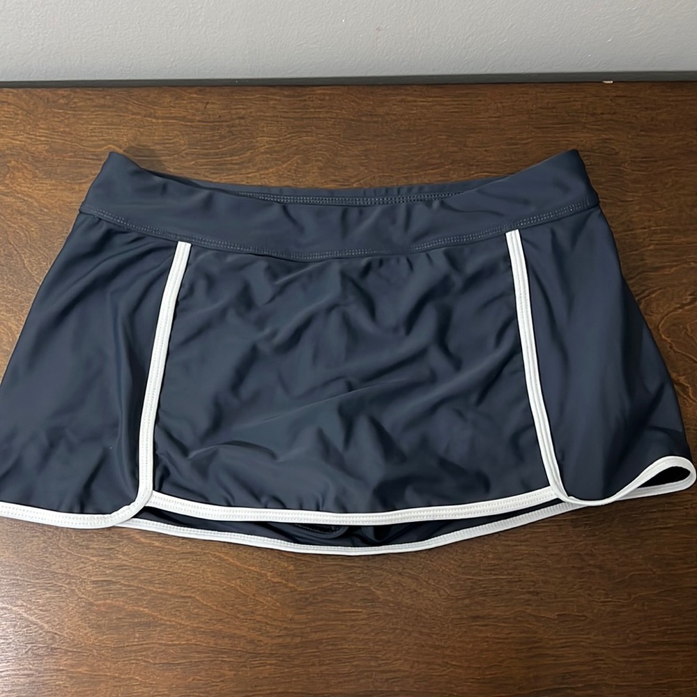 Free Country skort swim bottom, gray with white trim, size small